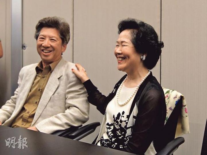 泛民溫和派近日受到壓力不少，溫和派方案倡議者及立法會議員昨日聚首商議合作。「香港2020」陳方安生（右）與湯家驊（左）二人握手後，陳太再拍一拍湯的肩膊，顯示互相扶持，展示近日少見的「四萬」笑容。（李澤彤攝）