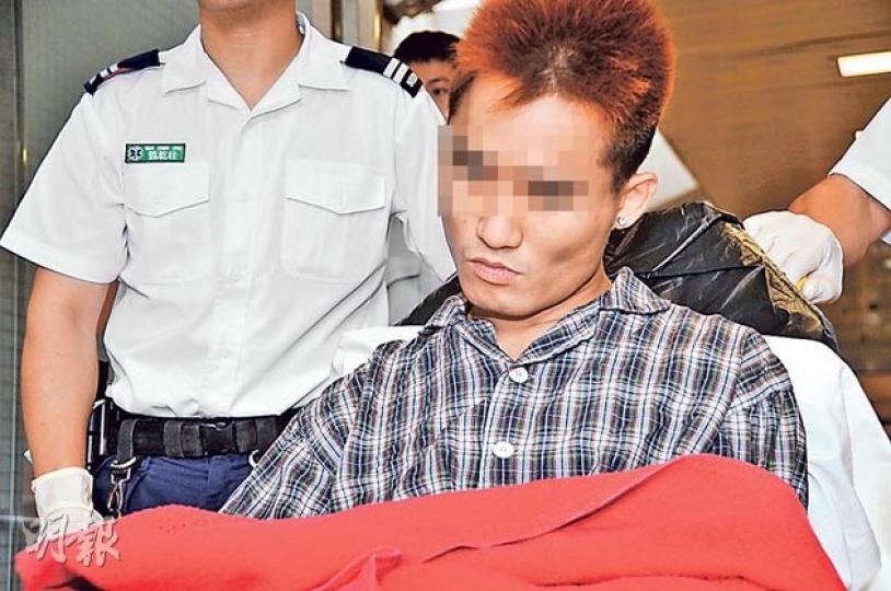 涉嫌斬傷前女友的23歲男子鄧×初被捕後，報稱受傷，送廣華醫院後再轉送九龍醫院觀察，轉院時神情呆滯。（丁灝嵐攝）油麻地文英街文英樓昨發生嚴重血案，男子闖入前女友寓所狠斬3刀，女子逃走時一路淌血，遺下5米長血路，警員上門調查時也要穿上膠鞋套。（林智傑攝）身中3刀重創的39歲女傷者至昨晚仍然危殆，在醫院深切治療部留醫。（丁灝嵐攝）