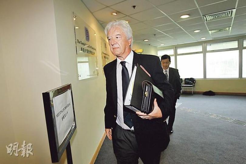外籍婦科醫生羅傑士（Rogers Michael Scott）被控兩項專業失德，包括為疑患有宮外孕的女病人進行腹腔鏡手術前，沒有向病人提供全面建議，他施該手術時亦沒有足夠的指示，醫委會昨召開聆訊。（李紹昌攝）