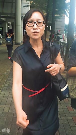 護士張綺薇（圖）昨離開法院時態度不耐煩，向記者說「仲未影夠呀？」（陳倢朗攝）