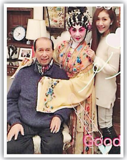 何超盈與父母影合照，還大讚母親「Good Show」。（微博圖片）四太輕搭賭王肩膊影靚靚合照。（微博圖片）