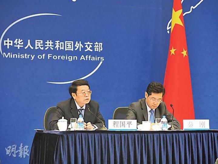 中國外交部副部長程國平（左）昨在亞信峰會吹風會上稱，此次俄羅斯總統普京訪華或可與中方簽訂天然氣合作協定。右為外交部發言人秦剛。（明報記者攝）