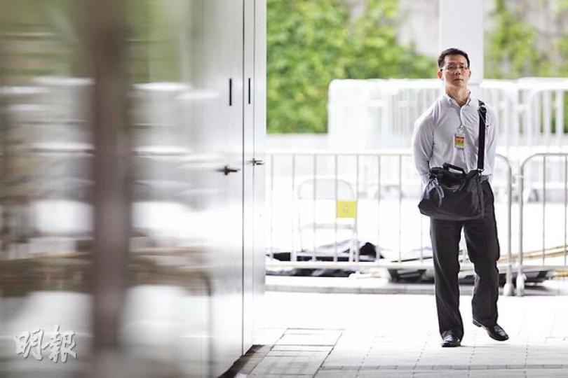 負責「捉」議員嘅「狗仔隊」將拉布戰線愈推愈前，連立法會大樓停車場入口前都有派人駐守。（郭慶輝攝）