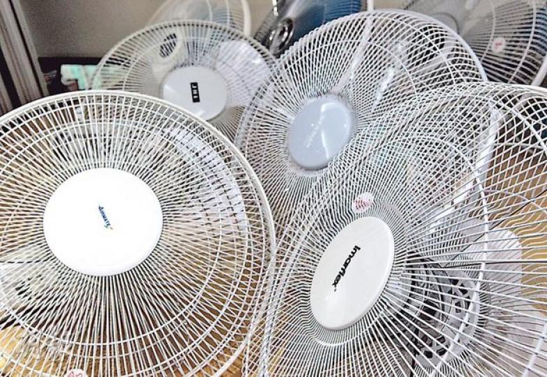 消委會測試市面10款掛牆風扇安全性能，發現4款中國製風扇未符防觸電保護要求，當中以日本伊瑪牌（Imarflex）一款風扇表現最差。（李澤彤攝）