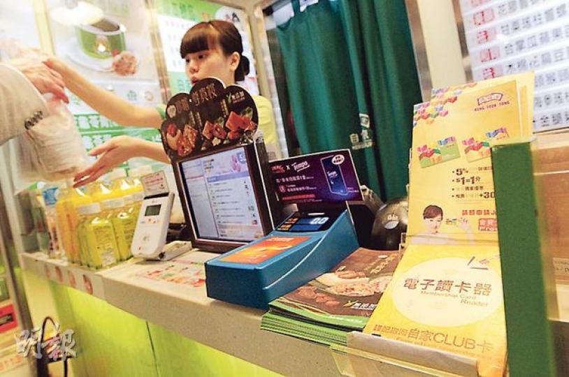 鴻福堂店員被投訴推銷「鮮製飲品e券」時，未告知顧客不可用現金補差價，必須用會員儲值卡補差價，每次充值下限更須100元。投訴人批此舉令卡內餘額難以盡用，比用紙禮券配合現金更「唔抵」。（李澤彤攝）