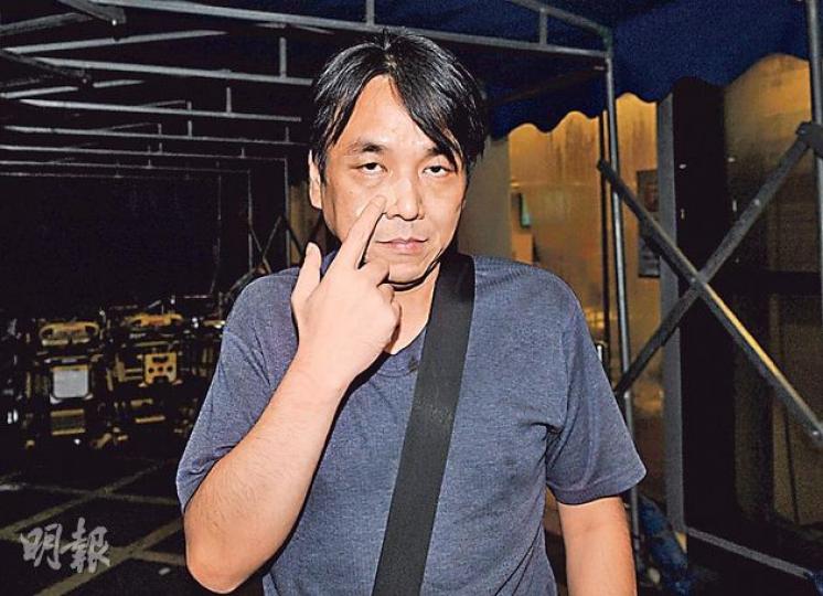 見義勇為盧先生指示被醉漢用傘插傷處，介乎眼睛與鼻樑，幸無傷眼。（蔡方山攝）被醉漢劫去之的士撞向欄杆後，右邊車頭撞毁。（蔡方山攝）涉嫌酒後赤膊搶的士醉漢被拘捕後穿回上衣，情緒激動，不時大叫。（蔡方山攝）