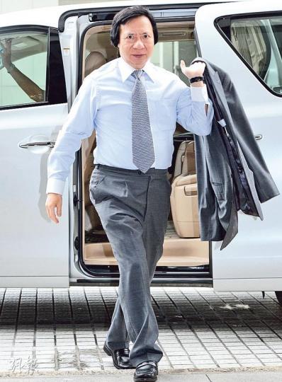 高院平日唔少人出入，有6部