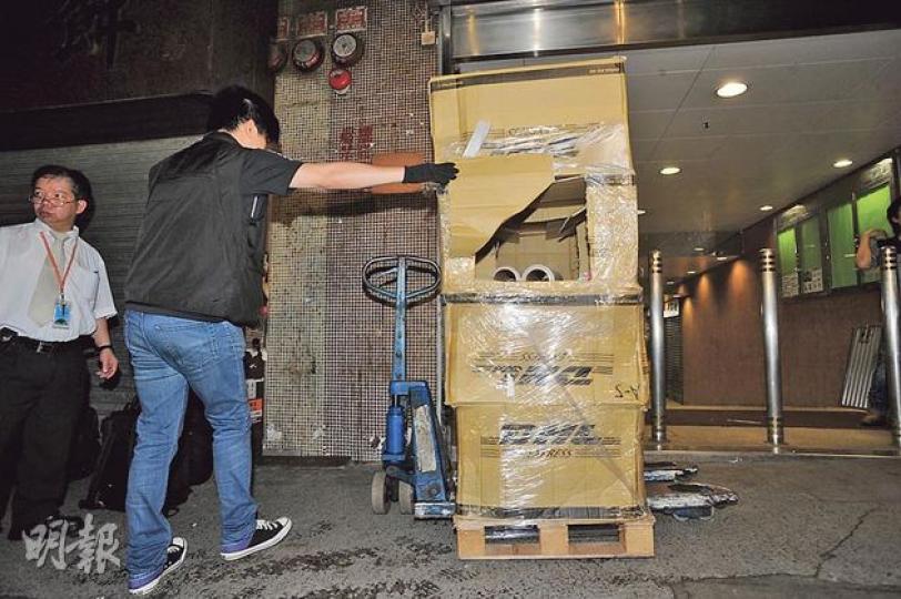 行動中，探員檢獲爆竊集團用作假扮送貨的空紙箱，設有暗門可以揭開取出爆竊工具。（樊銳昌攝）