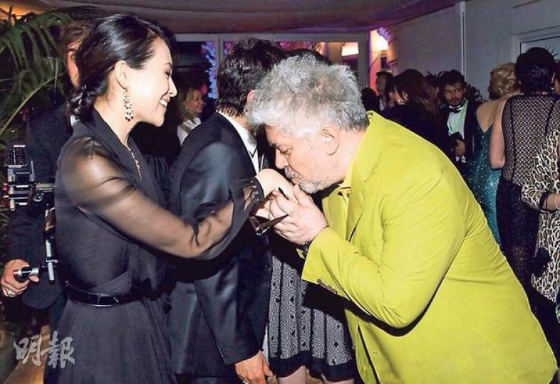 章子怡開心獲崇拜已久的西班牙導演艾慕杜華熱情吻玉手。（微博圖片）章子怡與彭妮露古絲一黑一白各有不同美態。（微博圖片）