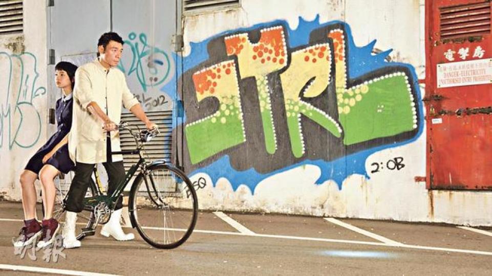 許志安踩單車載着少女，非常浪漫。（攝影/記者：孫慧莊）