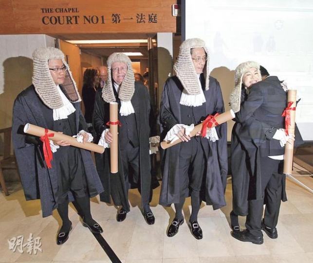 黃文傑(左起)、Ian Pennicott、梁偉文及葉巧琦,昨正式「升班」成為資深大律師,其中葉的親友在儀式後不住擁抱恭賀,身形嬌小的她更被說笑指,不時被法官誤會沒在庭上站着陳辭。(李紹昌攝)大律師公會主席石永泰(前)昨在委任資深大律師儀式中,雖然「踢爆」4名新資深大律師的「秘密」,引來哄堂大笑,不過他亦「正經」地批評,社會上有人會為政治目的而「唱衰」香港法治,甚至指司法機構已被「染紅」,法律界有責任捍衛得來不易的法治精神。(李紹昌攝) 黃文傑(左起)、Ian Pennicott、梁偉文及葉巧琦,昨正式「升班」成為資深大律師,其中葉的親友在儀式後不住擁抱恭賀,身形嬌小的她更被說笑指,不時被法官誤會沒在庭上站着陳辭。(李紹昌攝)大律師公會主席石永泰(前)昨在委任資深大律師儀式中,雖然「踢爆」4名新資深大律師的「秘密」,引來哄堂大笑,不過他亦「正經」地批評,社會上有人會為政治目的而「唱衰」香港法治,甚至指司法機構已被「染紅」,法律界有責任捍衛得來不易的法治精神。(李紹昌攝)