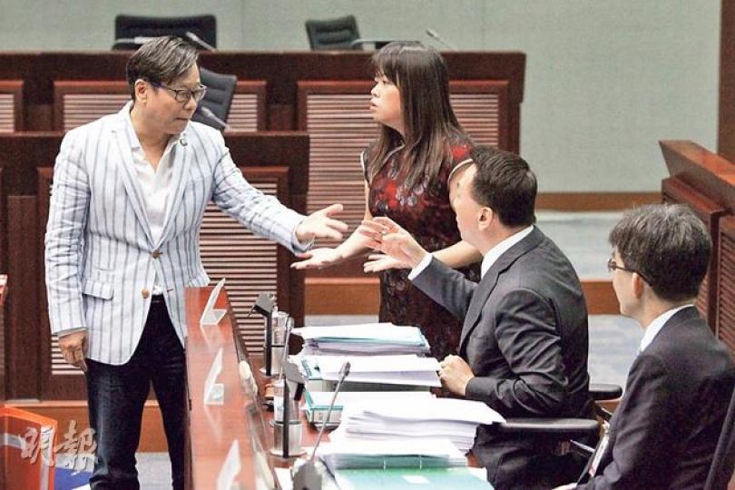 立法會政府帳目委員會昨第二度就盛事基金聆訊，議員質疑廉署早在2010年提出檢討盛事基金存廢問題，但政府向立法會申請撥款續辦基金時沒披露相關建議，其中黃毓民（左）一度上前到官員席，與商務及經濟發展局常秘黃灝玄（右二）及旅遊事務副專員羅淑佩（右三）理論。（林俊源攝）
