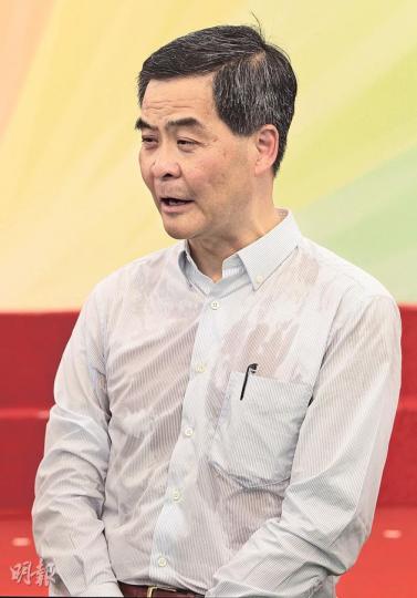 公務員團體香港政府華員會昨日舉行100周年會慶，由於會慶酒會在室外球場舉行，加上天氣悶熱，任主禮嘉實的特首梁振英待了10多分鐘便全身濕透，恤衫變半透明。（李澤彤攝）