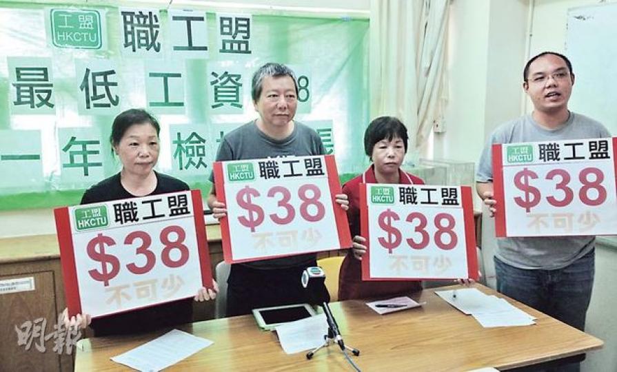 工黨李卓人（左二）指政府以滯後兩年的數字訂最低工資，變相令基層生活倒退，要求最低工資時薪應加至38元，比現時的30元多8元。（姚文基攝）