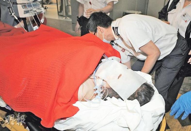 元朗錦綉花園打翻香薰爐火警中，事主夫婦合力救火時同遭嚴重燒傷命危，圖為受傷妻子。（蔡方山攝）