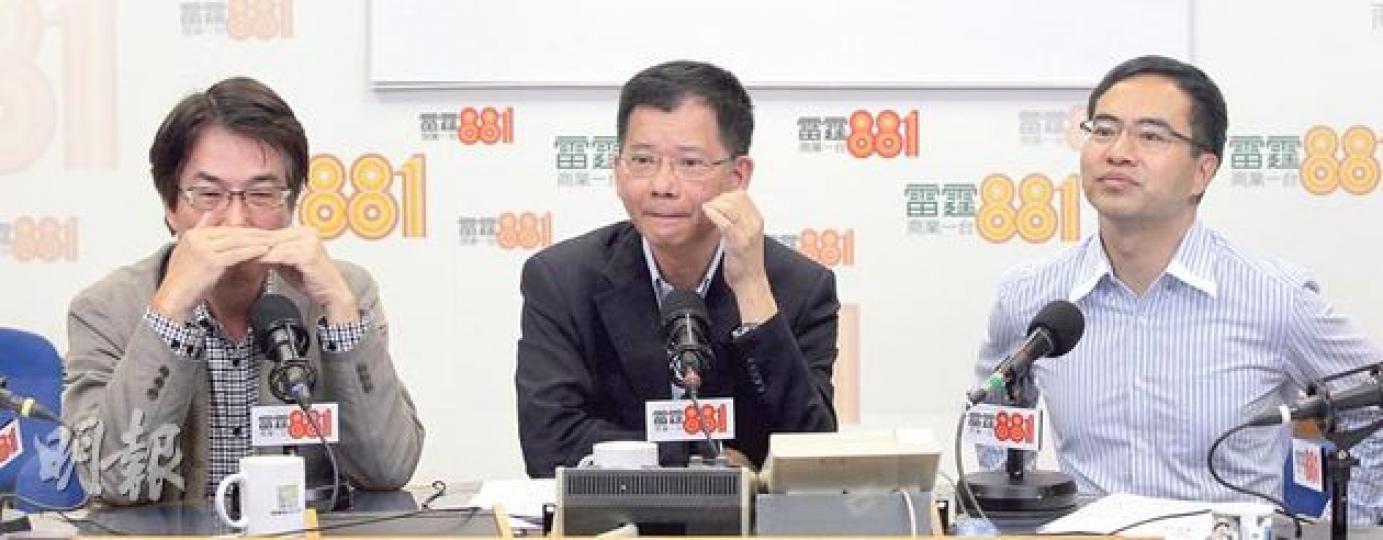 教聯會會長黃均瑜（左）、教育評議會副主席何漢權（中）和教協會長馮偉華（右）昨日在商台節目《政經星期六》，討論教育局長吳克儉近日就佔領中環發表的言論。3人均指吳克儉在發表言論前，沒有諮詢他們的意見。（李澤彤攝）