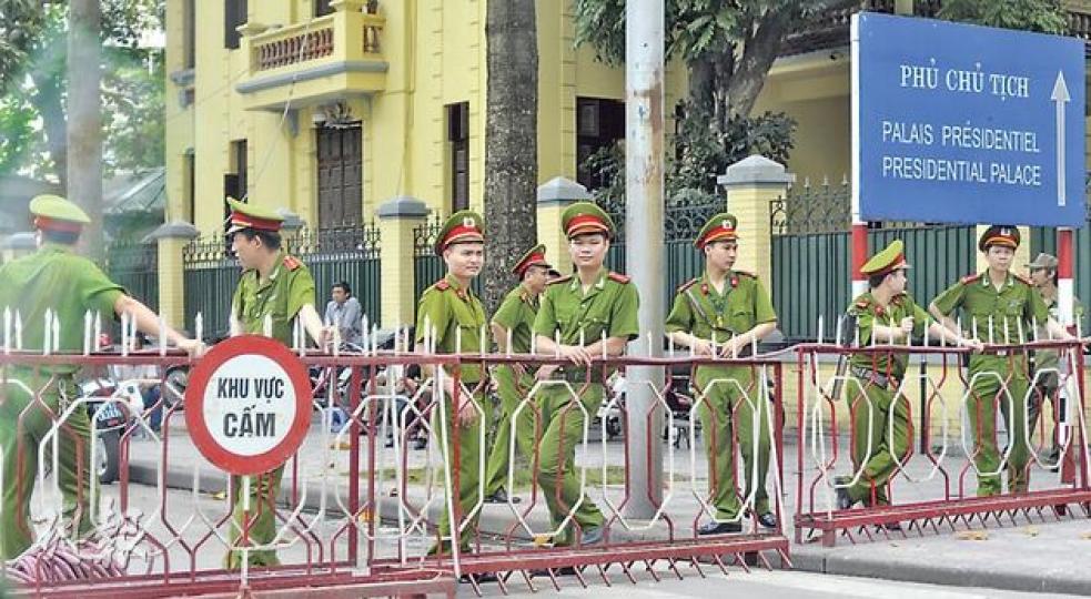在河內中國大使館外，當地警察重兵駐守，由於政府強烈勸喻，昨午未見有示威者，警察十分清閒。（余俊亮攝）有越南民眾日前號召昨到各省巿反華示威，河內中國大使館附近部分商店，昨索性關門暫停營業。（余俊亮攝）