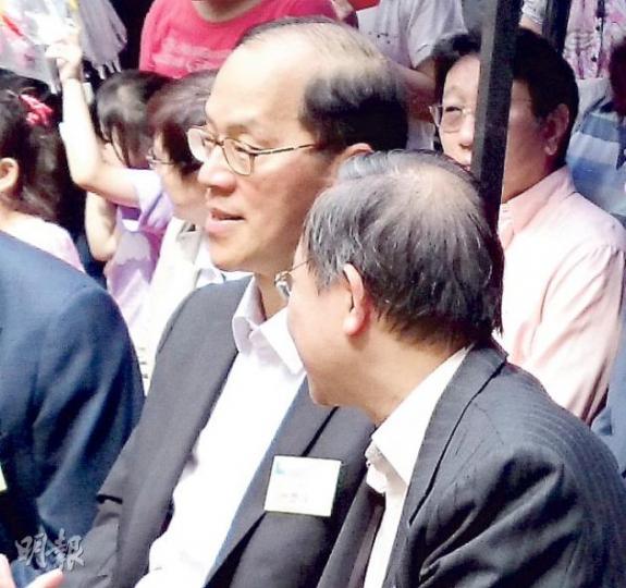 曾德成（左）叫大家理性分析吳克儉嘅言論，又話當年自己只係派傳單，「何犯罪之有？」唔知佢有冇同保安局長黎棟國（右）講吓，若有學生派佔中傳單應點處理呢？（曾安迪攝）