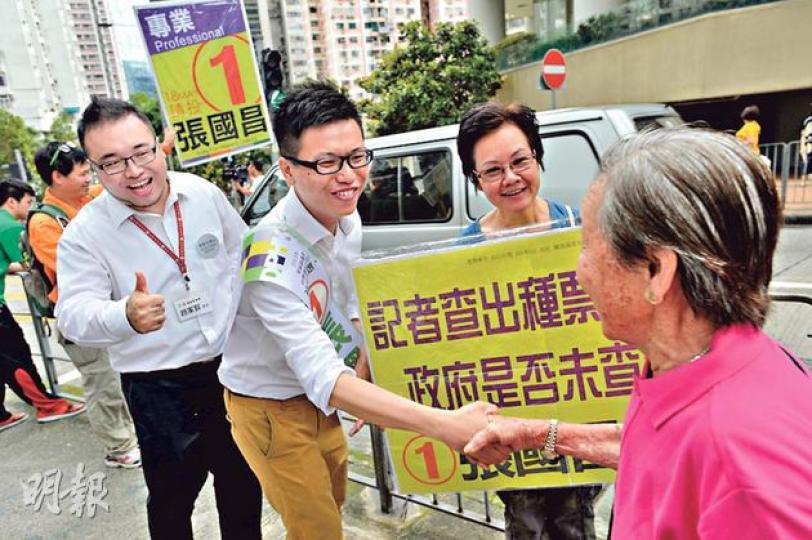 東區區議會南豐選區昨舉行補選，民主黨張國昌（左二）盡最後努力拉票，有區內長者握手表示支持。張國昌最終當選。（鄧宗弘攝）另一名候選人民建聯李清霞（前排左二）獲黨友李慧琼（前排左一）等到場支持。（鄧宗弘攝）