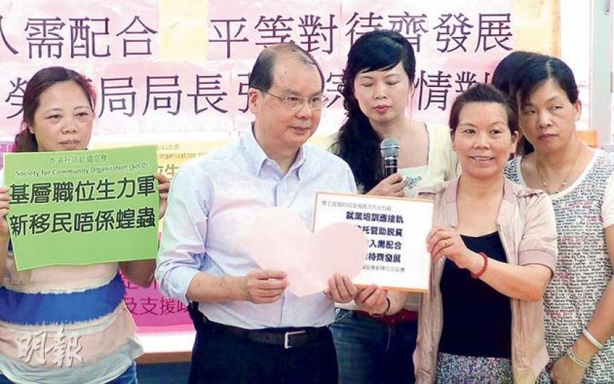 勞工及福利局長張建宗（左一）昨到社區組織協會與約30名新移民婦女會晤。活動中，不少婦女談及缺乏社區託管服務，張建宗承諾會在未來12個月延長社區託管服務時間，以鼓勵婦女外出工作。（黎婉嫻攝）