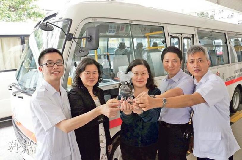 九龍西（瑪嘉烈醫院）非緊急救護運送服務團隊獲醫管局選為傑出團隊。左二為該院支援服務部院務主任羅玉閒。（邱雅錡攝）