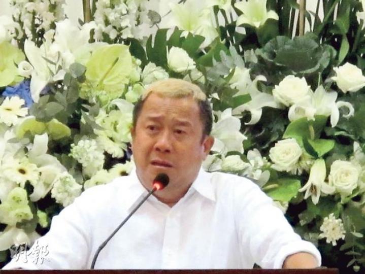 曾志偉致悼詞時傷心流淚。（攝影/記者：鍾一虹）張家萬因心臟病猝死，昨日設靈，遺孀阿雪揚言來世要再跟亡夫做夫妻。（攝影/記者：鍾一虹）黎耀祥（右一）與張家萬識於微時，故昨日亦到靈堂致祭。（攝影/記者：鍾一虹）著名DJ麥潤壽原來是張家萬的姐夫。（攝影/記者：鍾一虹）胡定欣坦言仍未能接受張家萬的死訊。（攝影/記者：鍾一虹）邵美琪神情哀傷。（攝影/記者：鍾一虹）舅父剛過身的蕭正楠，昨日到靈堂送別亡友。（攝影/記者：鍾一虹）