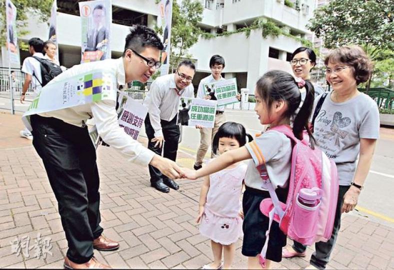民主黨張國昌(左)喺前日區議會補選中勝出,打破民主黨近年補選四選四敗嘅「宿命」,噚日佢去咗謝票。(李澤彤攝)(明報製圖) 民主黨張國昌(左)喺前日區議會補選中勝出,打破民主黨近年補選四選四敗嘅「宿命」,噚日佢去咗謝票。(李澤彤攝)(明報製圖)