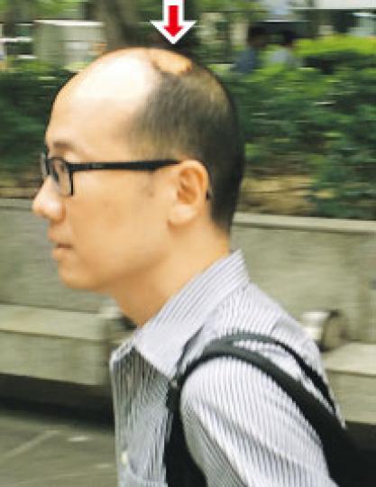 警長朱國良(圖)供稱,案發時被告用菜刀劈向他左邊額頭及頭頂共3下,現時他頭上仍留有約6厘米疤痕(箭嘴示),需定期到精神外科及整形科等覆診。(黃建邦攝)控方表示,警員文卓林(圖)於兩名同袍被斬後留在被告寓所內,他走入房間關門,致電上級尋求支援。(黃建邦攝) 警長朱國良(圖)供稱,案發時被告用菜刀劈向他左邊額頭及頭頂共3下,現時他頭上仍留有約6厘米疤痕(箭嘴示),需定期到精神外科及整形科等覆診。(黃建邦攝)控方表示,警員文卓林(圖)於兩名同袍被斬後留在被告寓所內,他走入房間關門,致電上級尋求支援。(黃建邦攝)