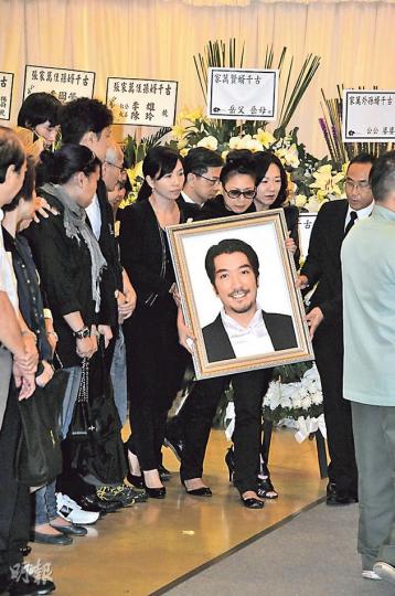 遺孀阿雪捧着亡夫張家萬的遺照,哭成淚人。(攝影/記者:林祖傑)楊明(上圖)與關寶慧(下圖)表現哀傷。(攝影/記者:林祖傑) 遺孀阿雪捧着亡夫張家萬的遺照,哭成淚人。(攝影/記者:林祖傑)楊明(上圖)與關寶慧(下圖)表現哀傷。(攝影/記者:林祖傑)