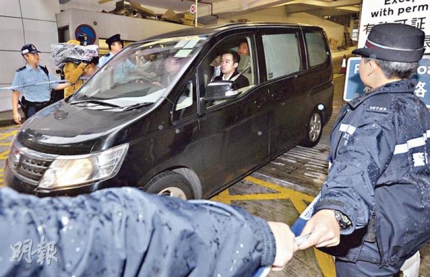 解放軍證人乘坐七人車離開法庭時，以布簾遮擋車窗，因現場傳媒眾多，十多名警員以「手拖手人鏈方式」維持秩序。（鄧宗弘攝）「香港人優先」成員招顯聰（圖）被控於去年12月26日闖入中環的解放軍駐港部隊總部，同案3名被告早前認罪，招顯聰則不認罪受審。（李澤彤攝）