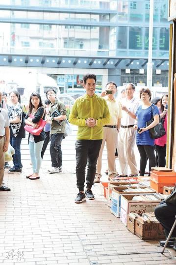 陳豪到深水埗鬧市拍外景，「師奶殺手」發揮魅力，吸引逾百途人圍觀。（攝影/記者﹕黃梓烜、劉永銳）新手爸爸陳豪見到BB即四萬咁口，逗完BB玩再抱抱。（攝影/記者﹕黃梓烜、劉永銳）
