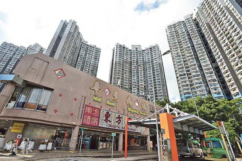 店舖投資者林子峰以5.18億元收購華貴商場，約有20個乾貨舖位，人流不算多，主要做街坊生意。（盧翊銘攝）在商場經營藥房23年的盧先生指出，現在租金3萬至4萬，領匯2005年入主後已加租逾10%，有心理準備商場被收購後會加租，屆時或要結業，「無得擔心咁多，唔通同佢拗手瓜？」他說，昨早看到疑似收購者林子峰在商場巡視。（盧翊銘攝）1990年已在商場工作的報販劉女士指出，商場收購後若大幅加租，她唯有結業。她指出，報販被士多和7-11「夾住」，加上只做街坊生意，每個月僅夠出糧，難有盈利，「食之無味，棄之可