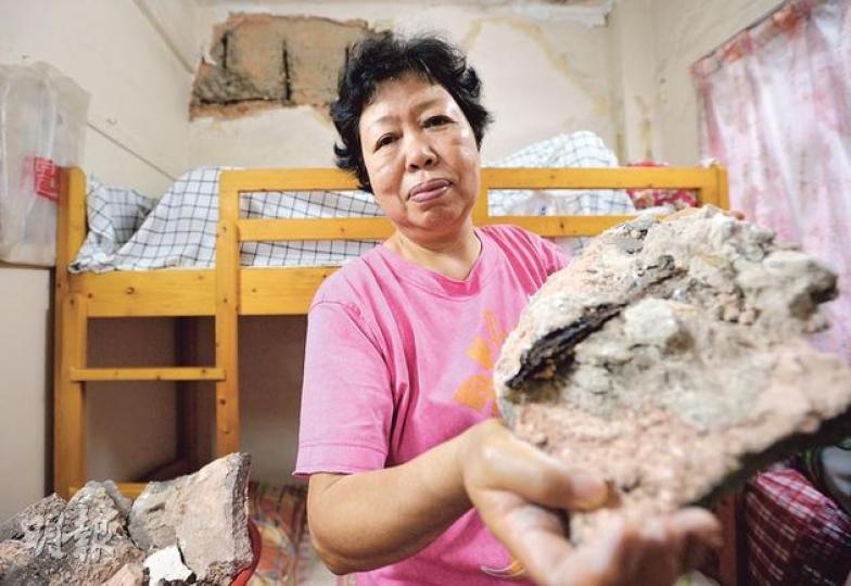 居於啟明街21號舊樓30多年的呂秀真說，寓所近日才跌下多幅巨大石屎，剝落處的鋼筋清晰可見，擔心居住安危，期望市建局能主動介入重建，不要減慢市區重建步伐。（盧翊銘攝）市建局早前宣布優先接納啟明街41至51號（單數）需求主導項目重建申請，但位於啟明街21號的另一排舊樓亦有不少日久失修，不少居民一直希望市建局主動介入重建。（盧翊銘攝）