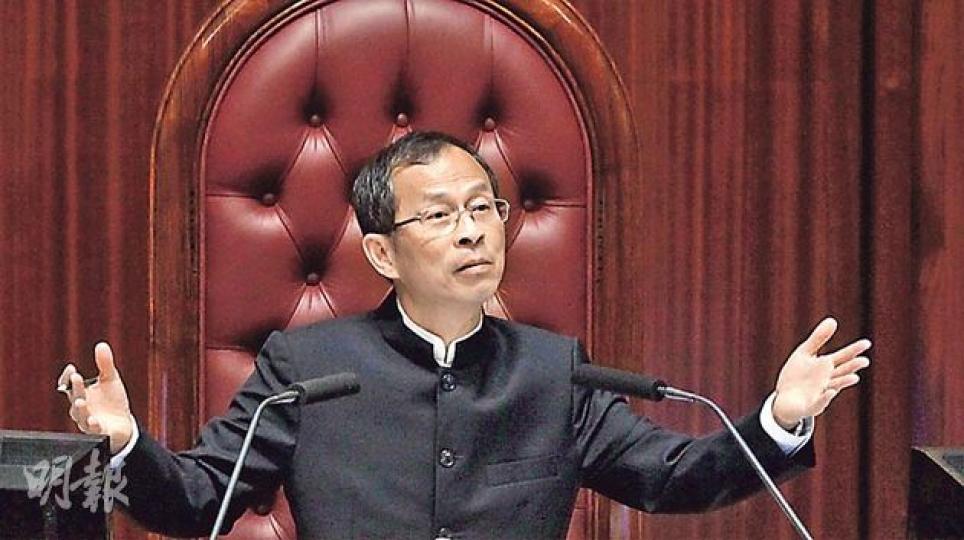 立法會主席曾鈺成昨宣布審議預算案撥款的時間表，明晚便會終止辯論，就逐項修正案投票，他強調決定並無剝奪議員權利，已平衡各方因素。（郭慶輝攝）社民連梁國雄質疑曾鈺成剪布是受共產黨施壓，他表明不排除司法覆核，呼籲民主派在議會內外都要抗議不合理裁決。（郭慶輝攝）