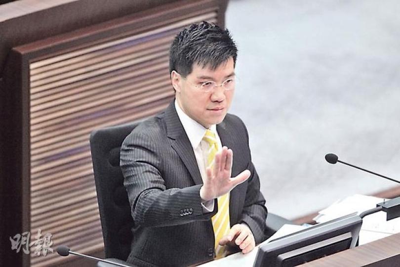 新民主同盟范國威和人民力量陳偉業早前就擴建將軍澳堆填區的撥款申請提出逾百項修訂動議，工務小組經4次會議，昨終通過有關撥款。（郭慶輝攝）立法會工務小組昨通過擴建將軍澳堆填區的撥款申請，小組主席盧偉國否認在會議上剪布，強調是按程序處理議員提出的臨時動議。（郭慶輝攝）