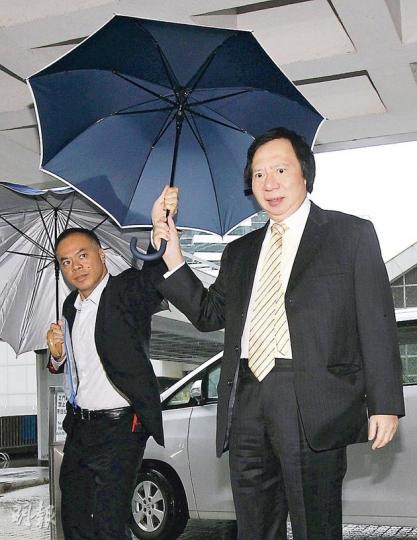 新地聯席主席郭炳江（右）昨在高院出席前政務司長許仕仁涉貪案聆訊前，表示將會入標競投觀塘重建項目，稱早前已親身前往視察。（李紹昌攝）