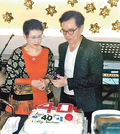 姜大衛與李琳琳結婚40周年恩愛如昔，是圈中模範夫妻。（微博圖片）跟女兒、兒子、女婿及孫兒齊齊慶祝，姜大衛與李琳琳當然開心不已。（微博圖片）