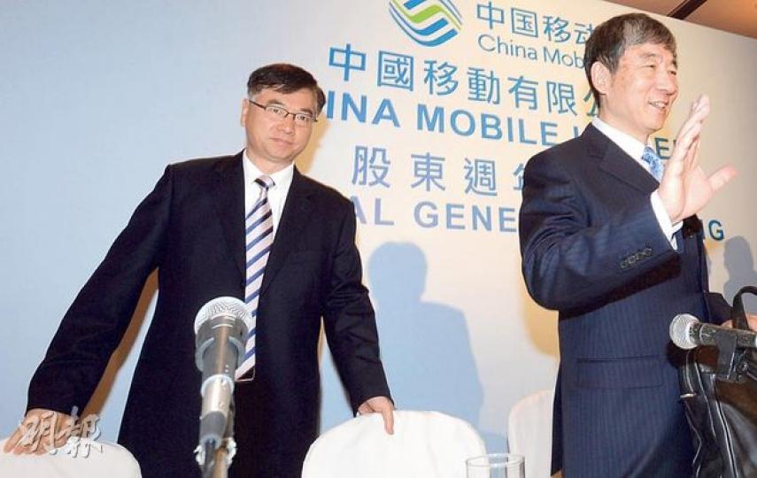 中移動董事長奚國華(右)及首席執行官李躍(左),均稱要透過4G降價,推動2G客戶升級。李躍則表示,現有4G客戶中有一半來自iPhone客的推動。(劉焌陶攝) 中移動董事長奚國華(右)及首席執行官李躍(左),均稱要透過4G降價,推動2G客戶升級。李躍則表示,現有4G客戶中有一半來自iPhone客的推動。(劉焌陶攝)