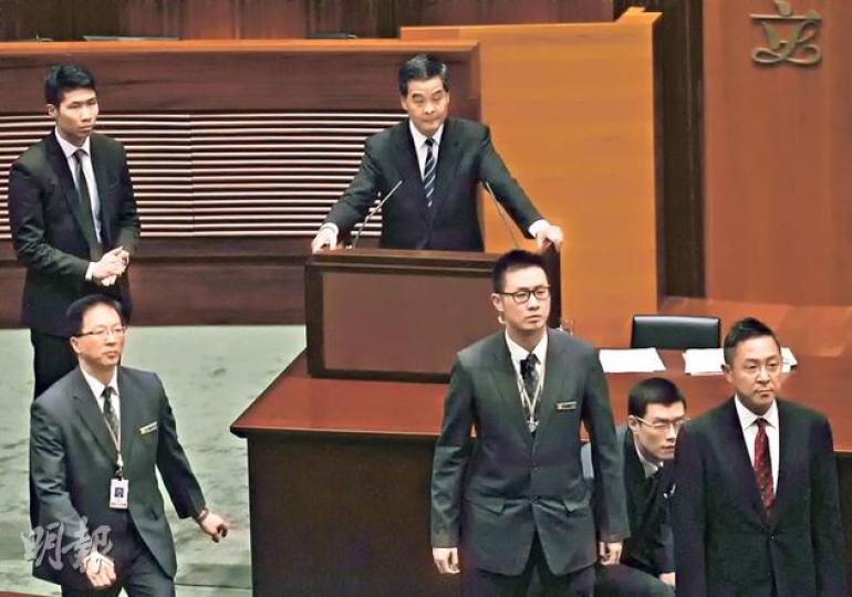在人民力量議員陳偉業向梁振英(後中)擲出豆沙包後,立法會秘書長陳維安(前右一)、G4(左後)及多名立法會保安,均站到梁振英周圍及前方,並緊盯仍在會議廳內的社民連議員梁國雄的一舉一動。(李紹昌攝)特首梁振英(右三)昨出席立法會答問大會,會議暫停期間,梁曾走向官員席,與財政司長曾俊華(左三)和律政司長袁國強(左二)交談,中策組首席顧問邵善波(右一)在旁陪伴。(李紹昌攝)新世界發展主席鄭家純(左)被問及梁振英昨早有關佔中的言論時,說沒有聽聞有商界計劃民事起訴佔中參與者,但他重申佔中是嚴重罪行,將影響本 在人民力量議員陳偉業向梁振英(後中)擲出豆沙包後,立法會秘書長陳維安(前右一)、G4(左後)及多名立法會保安,均站到梁振英周圍及前方,並緊盯仍在會議廳內的社民連議員梁國雄的一舉一動。(李紹昌攝)特首梁振英(右三)昨出席立法會答問大會,會議暫停期間,梁曾走向官員席,與財政司長曾俊華(左三)和律政司長袁國強(左二)交談,中策組首席顧問邵善波(右一)在旁陪伴。(李紹昌攝)新世界發展主席鄭家純(左)被問及梁振英昨早有關佔中的言論時,說沒有聽聞有商界計劃民事起訴佔中參與者,但他重申佔中是嚴重罪行,將影響本