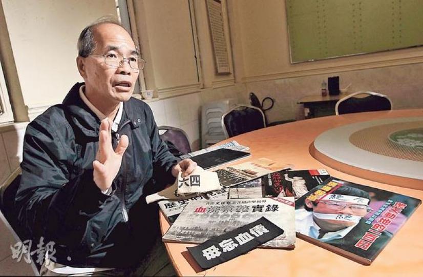 劉銳紹說還有幾箱當年在廣場收集的傳單、刊物、臂章等物資,稱中共必須早日承擔屠城責任。(李澤彤攝) 劉銳紹說還有幾箱當年在廣場收集的傳單、刊物、臂章等物資,稱中共必須早日承擔屠城責任。(李澤彤攝)