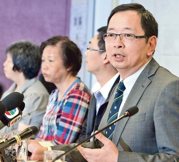 平機會政策及研究專責小組召集人謝永齡(右)說,本地大多服務業公司沒制訂性騷擾政策聲明,並缺乏防止性騷擾培訓,令性騷擾猶如「服務業工作文化的一部分」。左二為物業管理及保安職工總會理事余美雲。(劉焌陶攝) 平機會政策及研究專責小組召集人謝永齡(右)說,本地大多服務業公司沒制訂性騷擾政策聲明,並缺乏防止性騷擾培訓,令性騷擾猶如「服務業工作文化的一部分」。左二為物業管理及保安職工總會理事余美雲。(劉焌陶攝)
