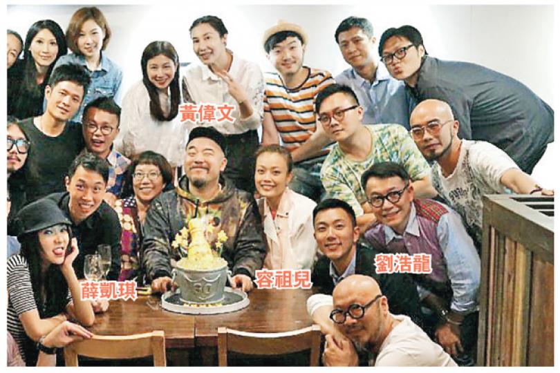 跟一大班好朋友慶祝生日,壽星黃偉文當然開心不已。(微博圖片) 跟一大班好朋友慶祝生日,壽星黃偉文當然開心不已。(微博圖片)