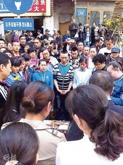 爆炸現場的公園北街198號對開處,昨傍晚有大批人為死者頌禱。(明報記者攝) 爆炸現場的公園北街198號對開處,昨傍晚有大批人為死者頌禱。(明報記者攝)
