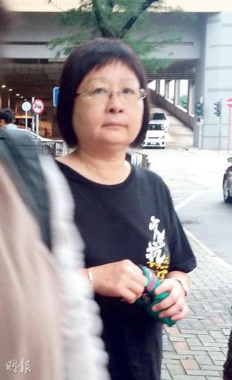 退休婦昨承認掟「膠屎」襲擊政制及事務局長譚志源，獲控方撤銷控罪及自簽2000元守行為一年。（田青青攝）