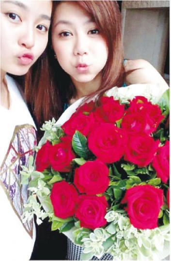 G.E.M.與李蘊好老友。(微博圖片)李蘊做心形手勢,G.E.M.則來個招牌金魚嘴,兩人同樣搶鏡。(微博圖片) G.E.M.與李蘊好老友。(微博圖片)李蘊做心形手勢,G.E.M.則來個招牌金魚嘴,兩人同樣搶鏡。(微博圖片)