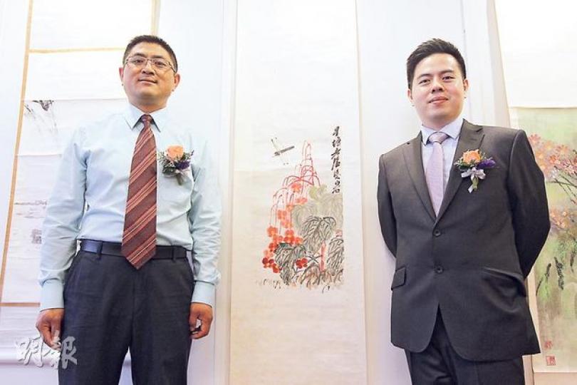 香港銀座拍賣首次在港舉行拍賣會,董事長李明(左)及行政總裁潘勁翔,在兩人中間的作品為世界藝壇大師齊白石的《蜻蜓老少年》,底價介乎60萬至80萬港元,為今次最貴的作品。(李紹昌攝) 香港銀座拍賣首次在港舉行拍賣會,董事長李明(左)及行政總裁潘勁翔,在兩人中間的作品為世界藝壇大師齊白石的《蜻蜓老少年》,底價介乎60萬至80萬港元,為今次最貴的作品。(李紹昌攝)
