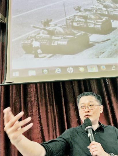 見證軍隊鎮壓的香港學聯代表陳清華(圖)憶述,當年北京學生把政府視為「示威對象」,冀盼為國家帶來改變,但政府卻把愛國學生視為「敵人」,「軍隊開槍殺人,即使轉身走亦不放過」。(李紹昌攝) 見證軍隊鎮壓的香港學聯代表陳清華(圖)憶述,當年北京學生把政府視為「示威對象」,冀盼為國家帶來改變,但政府卻把愛國學生視為「敵人」,「軍隊開槍殺人,即使轉身走亦不放過」。(李紹昌攝)