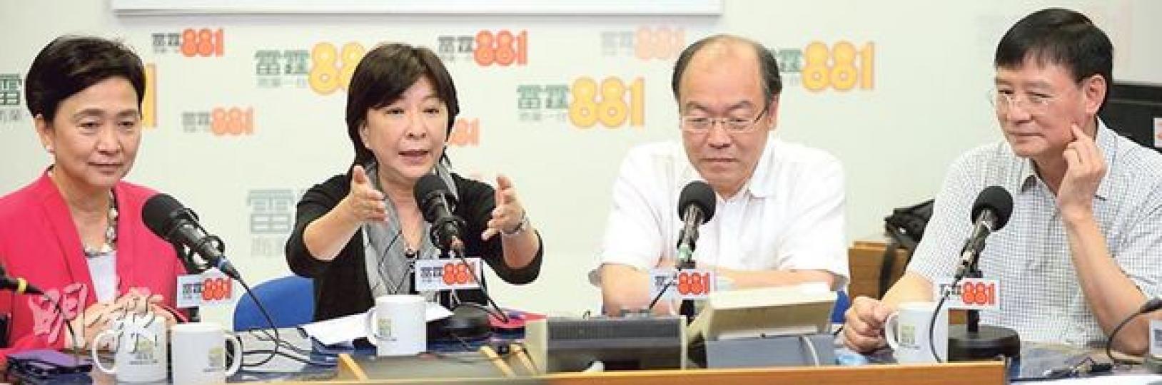 工聯會立法會議員王國興(右)昨出席電台活動時批評,議員不應濫用權力拉布,但民協馮檢基(右)則表示,認為議員有權拉布,但要視乎議題,例如廿三條立法他一定會支持拉布,今次則不支持。(葉家豪攝) 工聯會立法會議員王國興(右)昨出席電台活動時批評,議員不應濫用權力拉布,但民協馮檢基(右)則表示,認為議員有權拉布,但要視乎議題,例如廿三條立法他一定會支持拉布,今次則不支持。(葉家豪攝)