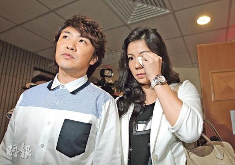 劉美娟(右)昨在宣判後情緒激動落淚,說判決證明愛子夭折有人為錯失,「好似一個誤殺」,張崇德(左)表示,雖證明兩醫生有做錯,但一醫生輕判,另一人則脫罪,變相沒有人要負責任,對結果感失望。(李澤彤攝)醫委會臨時主席麥列菲菲在聆訊後稱,量刑考慮不同因素,包括過往同類案例,不同類型的案情難以比較,強調判刑公平。 (葉家豪攝) 劉美娟(右)昨在宣判後情緒激動落淚,說判決證明愛子夭折有人為錯失,「好似一個誤殺」,張崇德(左)表示,雖證明兩醫生有做錯,但一醫生輕判,另一人則脫罪,變相沒有人要負責任,對結果感失望。(李澤彤攝)醫委會臨時主席麥列菲菲在聆訊後稱,量刑考慮不同因素,包括過往同類案例,不同類型的案情難以比較,強調判刑公平。 (葉家豪攝)