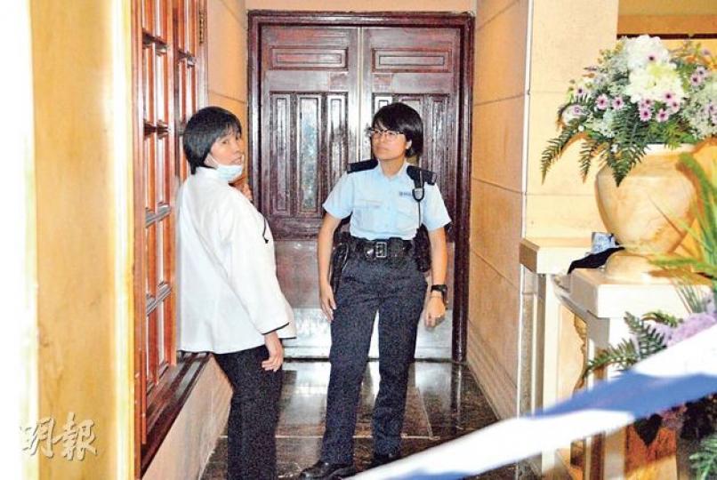商場清潔女工(白衫)於女廁垃圾桶發現嬰屍,事後在女廁門外向警員講述經過。(丁灝嵐攝)清潔女工於垃圾桶發現連臍帶嬰屍,圖為該商場另一女廁的同類垃圾桶。(明報記者攝) 商場清潔女工(白衫)於女廁垃圾桶發現嬰屍,事後在女廁門外向警員講述經過。(丁灝嵐攝)清潔女工於垃圾桶發現連臍帶嬰屍,圖為該商場另一女廁的同類垃圾桶。(明報記者攝)